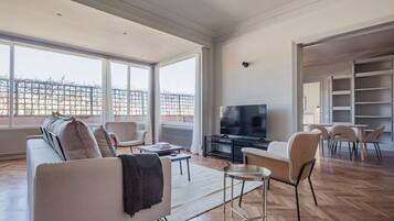 Televisie, een open haard en een stereo