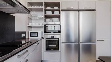 Een koelkast, een microgolfoven, een oven, een kookplaat