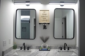 シャワー、ヘアドライヤー、タオル、石鹸