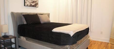 3 habitaciones, tabla de planchar con plancha, wifi y ropa de cama