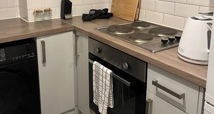 Cosy 2-bed Home - Central Location - Train Station