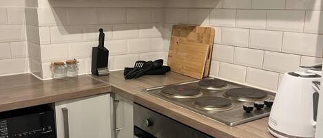 Geladeira, micro-ondas, fogão, cooktop