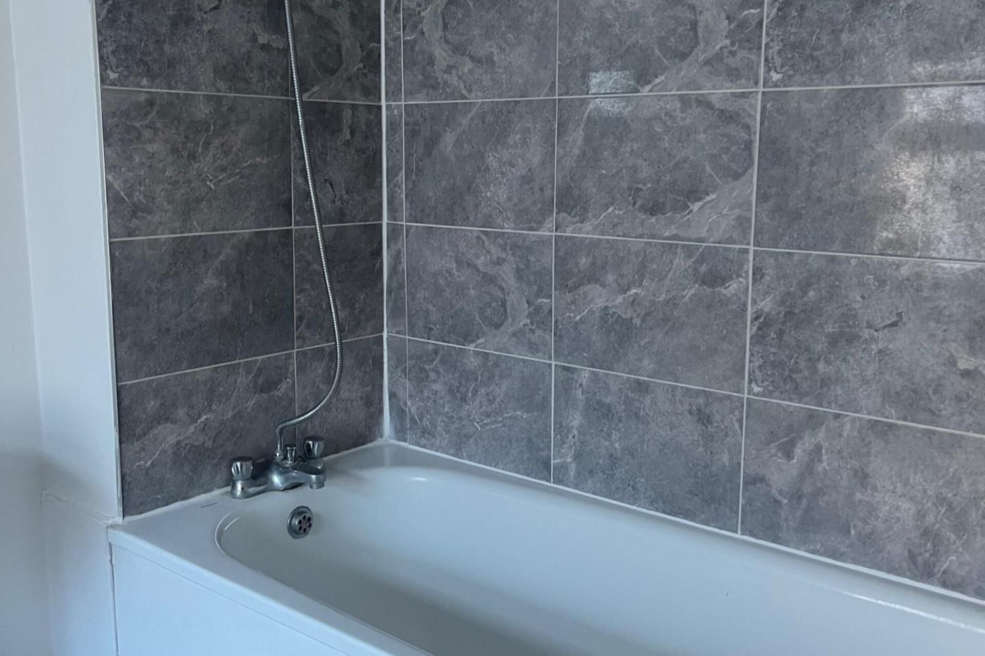 Combined shower/tub, deep soaking tub, towels