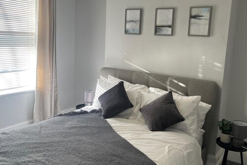 2bed Sleeps 3 - Central, Near Train Station, Wifi