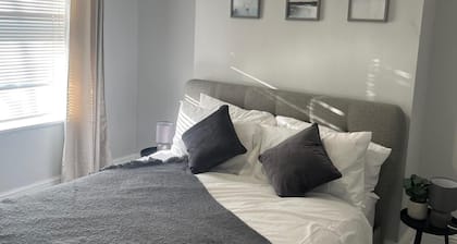 2bed Sleeps 3 - Central, Near Train Station, Wifi