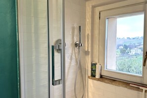Shower, bidet, towels
