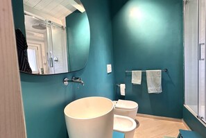 Dusche, Bidet, Handtücher