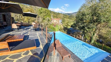 Piscine extérieure, parasols de plage, chaises longues