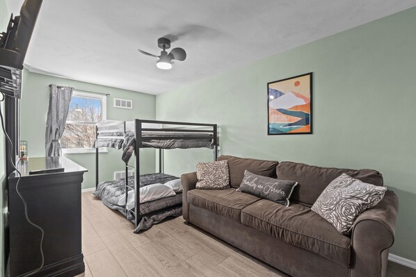 A room with a bunk bed, a brown sofa, and a desk. - Yinzer On The Mount - 5 Min. To Downtown (Pittsburgh)