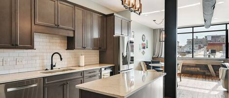 Kylskåp, mikrovågsugn, ugn och spishäll