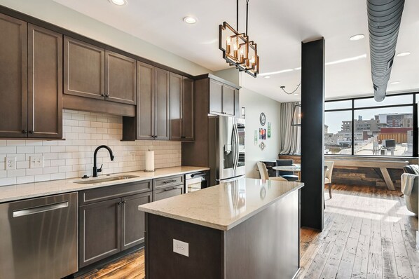 Réfrigérateur, micro-ondes, four, plaque de cuisson