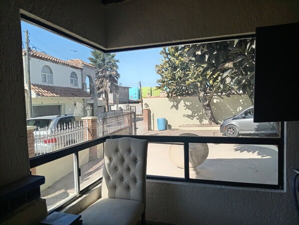 Interior - Spacious Single Story off the scenic route Tijuana-Rosarito by Convención center (Tijuana)