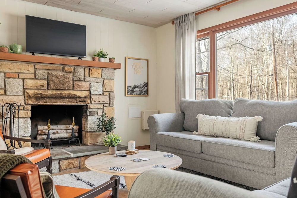 The Pines Cozy Arrowhead Lake Escape With Pools and Outdoor Adventures - Gouldsboro, PA