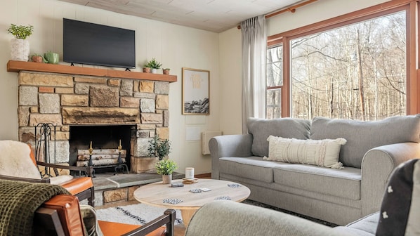 Interior - The Pines Cozy Arrowhead Lake Escape With Pools and Outdoor Adventures (Pocono Lake)