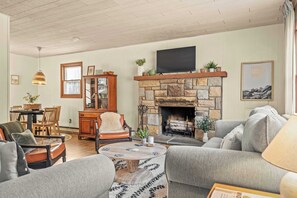 Interior - The Pines Cozy Arrowhead Lake Escape With Pools and Outdoor Adventures (Pocono Lake)