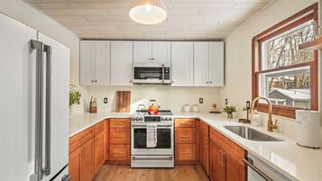 House (2 Bedrooms) | Private kitchen | Fridge, microwave, oven, stovetop