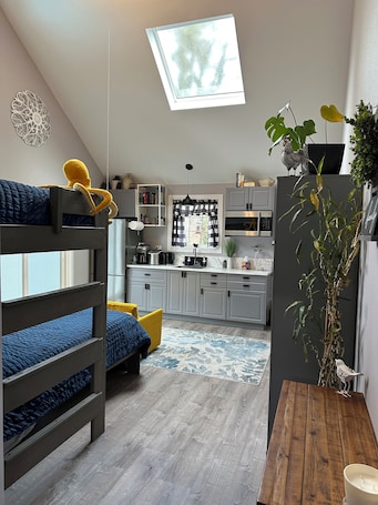 1 bedroom, free WiFi, bed sheets. Cozy studio with WiFi and AC in charming Hillsboro