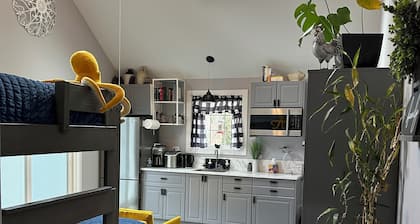 Cozy studio with WiFi and AC in charming Hillsboro
