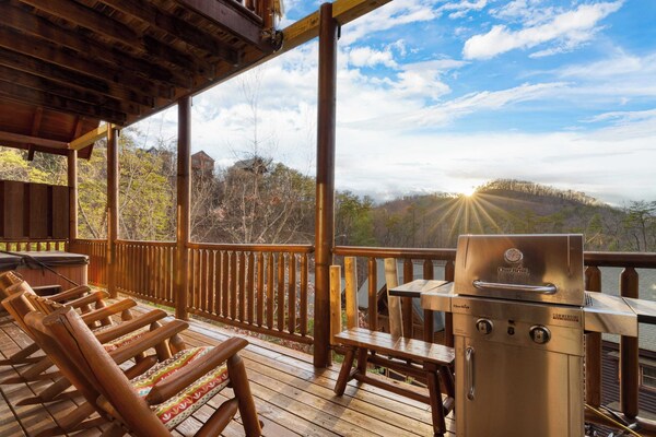 Cozy Cabin Near Dollywood Attractions Hot Tub, Game Room, Views Anne's Place - Pigeon Forge, TN