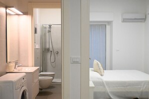 Regadera, bidet, toallas 