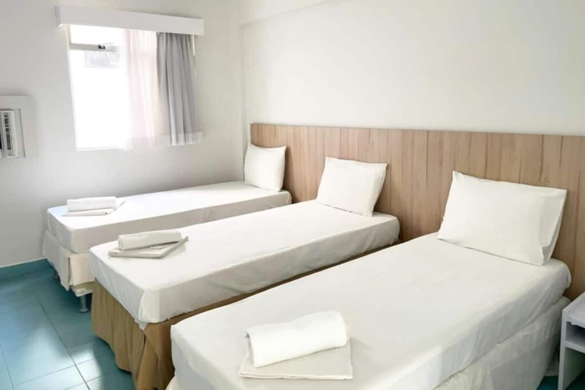 Escritorio y ropa de cama