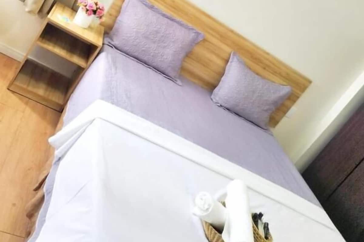 Escritorio y ropa de cama