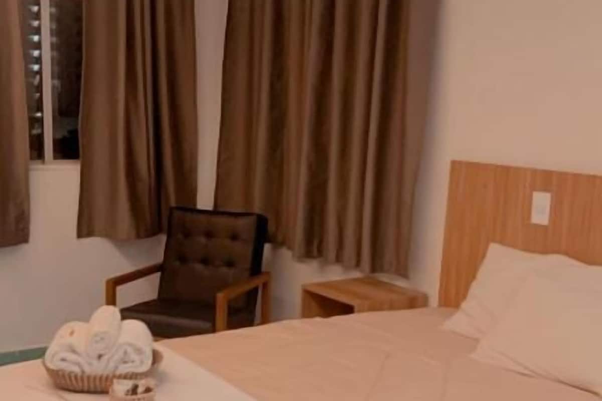 Escritorio y ropa de cama