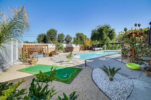 Outdoor Oasis w/ Hot Tub: Luxe Woodland Hills Gem