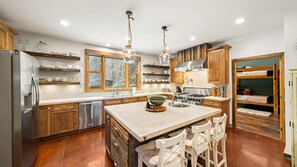 Fridge, microwave, oven, stovetop - Luxury Townsend Lodge w/Mtn Views-Hot Tub-Fire Pit (Townsend)