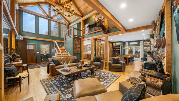 Smart TV, DVD player, books, video library - Luxury Townsend Lodge w/Mtn Views-Hot Tub-Fire Pit (Townsend)