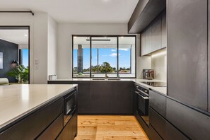 Een koelkast, een microgolfoven, een oven, een kookplaat