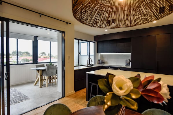 Een koelkast, een microgolfoven, een oven, een kookplaat