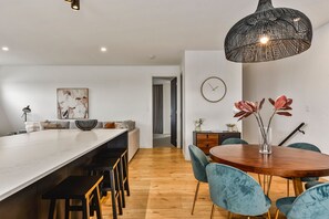 Dining - Luxury accommodation close to the beach and main street. (Kingston SE)