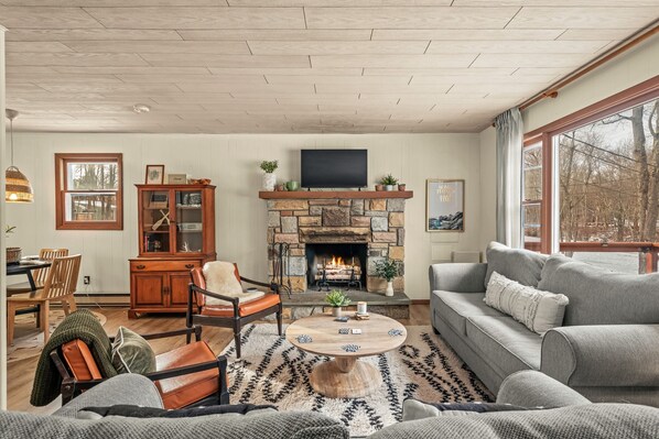 House | 2 bedrooms - Burrow by Bidwell Cozy Arrowhead Lake Escape With Pools and Outdoor Adventures (Pocono Lake)