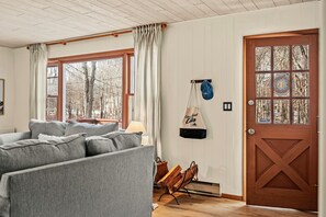 House | 2 bedrooms - Burrow by Bidwell Cozy Arrowhead Lake Escape With Pools and Outdoor Adventures (Pocono Lake)