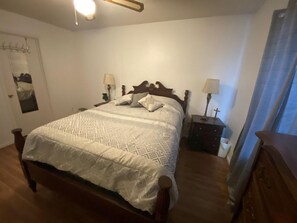 2 bedrooms, iron/ironing board, WiFi, bed sheets - GOLFERS PARADISE (Mission)