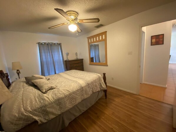 2 habitaciones, tabla de planchar con plancha, wifi y ropa de cama 