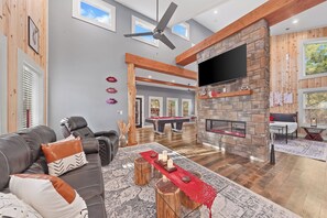 Smart TV, fireplace, stereo - New! Endless Love/Hot Tub/Massage Table/Bed Swing/Fire Pit (Broken Bow)