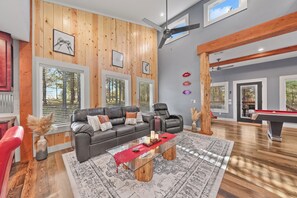 Smart TV, chimenea, estéreo