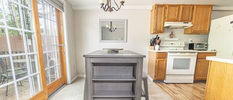 Refrigerador, microondas, horno y parrilla de estufa