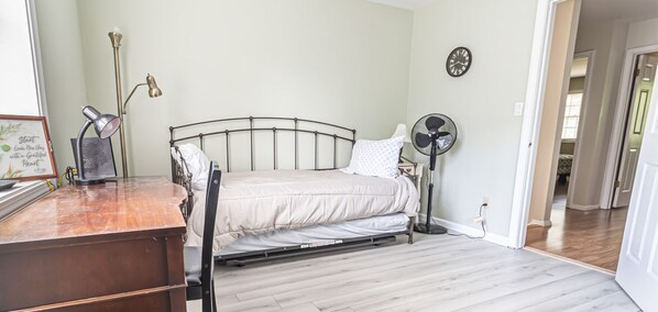 3 chambres, fer et planche à repasser, Wi-Fi gratuit, draps fournis