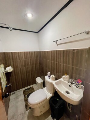 Doppelzimmer, Gartenblick | Badezimmer | Handtücher, Seife, Shampoo, Toilettenpapier