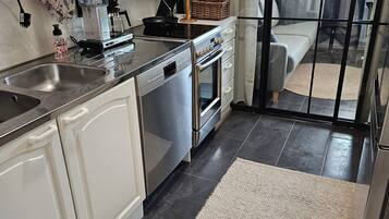 Een koelkast, een magnetron, een oven, een kookplaat