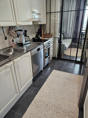 Jääkaappi, mikroaaltouuni, uuni, liesi