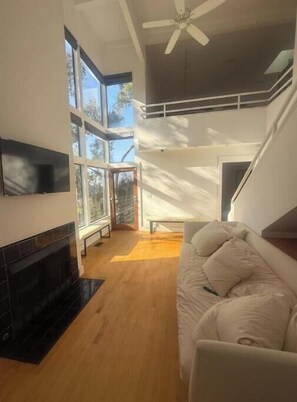 Living area - Serene with beautiful views 15 mins to downtown. (Los Angeles)