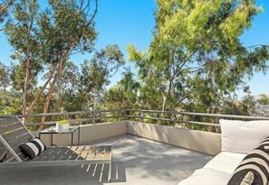 Property grounds - Serene with beautiful views 15 mins to downtown. (Los Angeles)