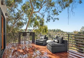 Terrace/patio - Serene with beautiful views 15 mins to downtown. (Los Angeles)