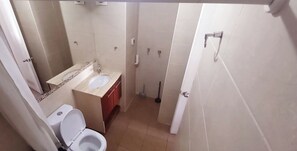Haartrockner, Handtücher, Seife, Toilettenpapier