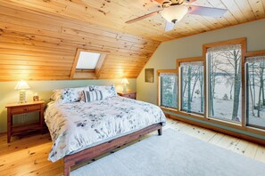 4 habitaciones, escritorio y tabla de planchar con plancha