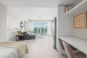 Schreibtisch, Bügeleisen/Bügelbrett, Reisekinderbett, WLAN